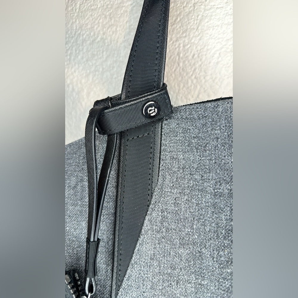 Lululemon Athletica Gray Shoulder Bag - Picture 8 of 14